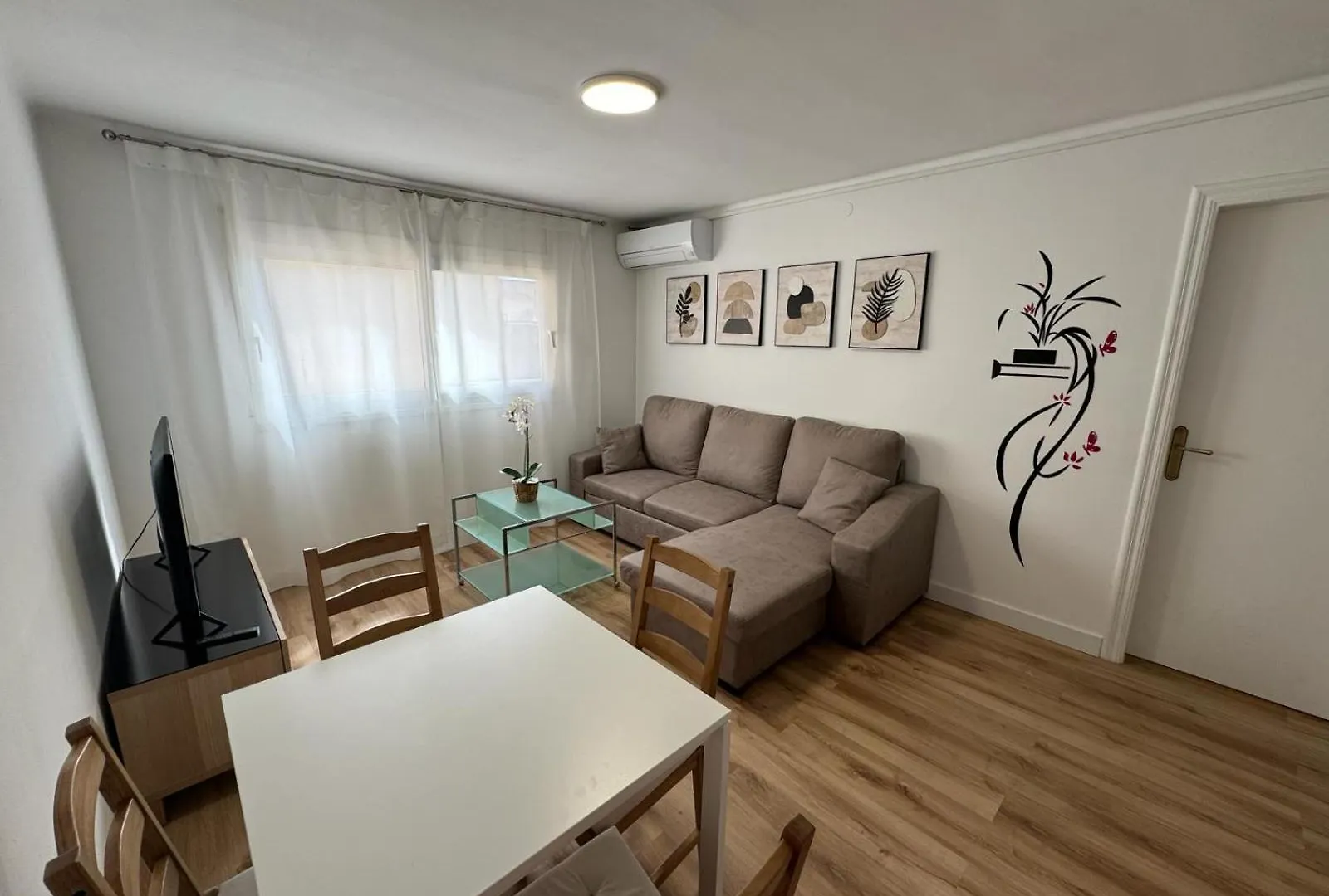 Acogedor Apartamento A 50 Metros Del Mar contacts